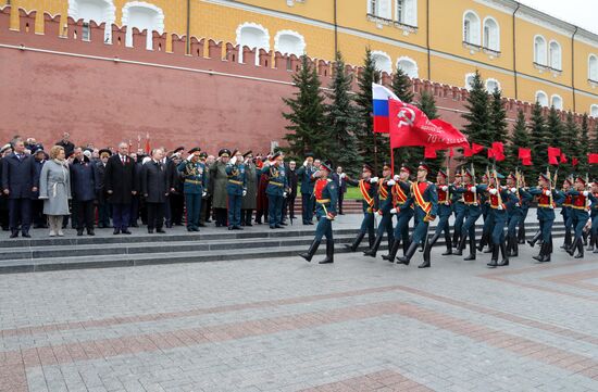 Президент РФ В. Путин и премьер-министр РФ Д. Медведев на церемонии возложения цветов к Могиле Неизвестного солдата