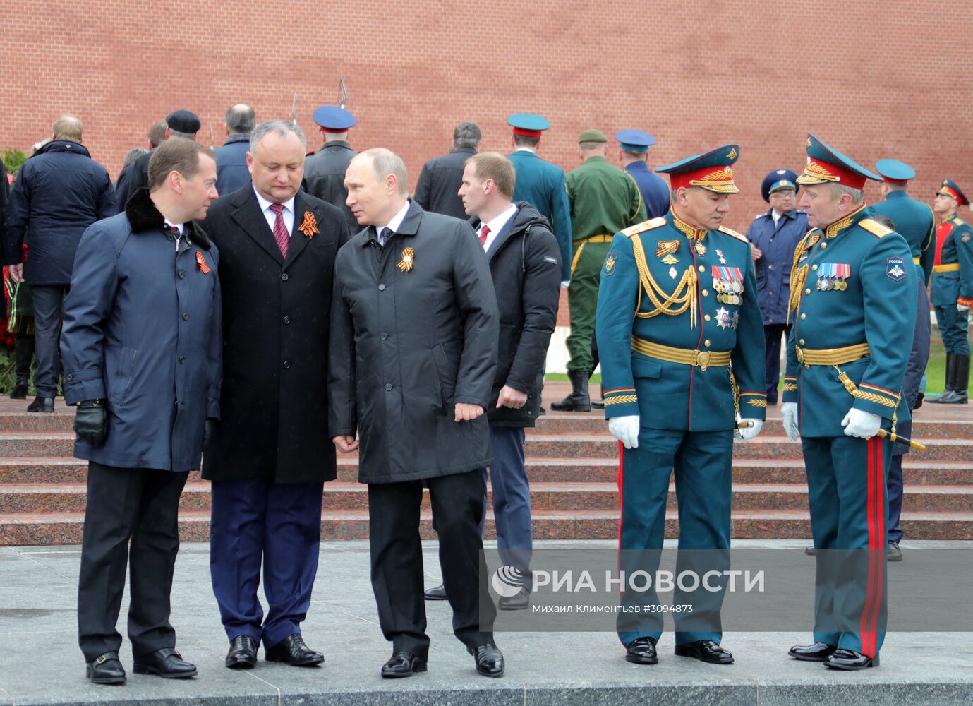 Президент РФ В. Путин и премьер-министр РФ Д. Медведев на церемонии возложения цветов к Могиле Неизвестного солдата