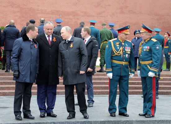 Президент РФ В. Путин и премьер-министр РФ Д. Медведев на церемонии возложения цветов к Могиле Неизвестного солдата