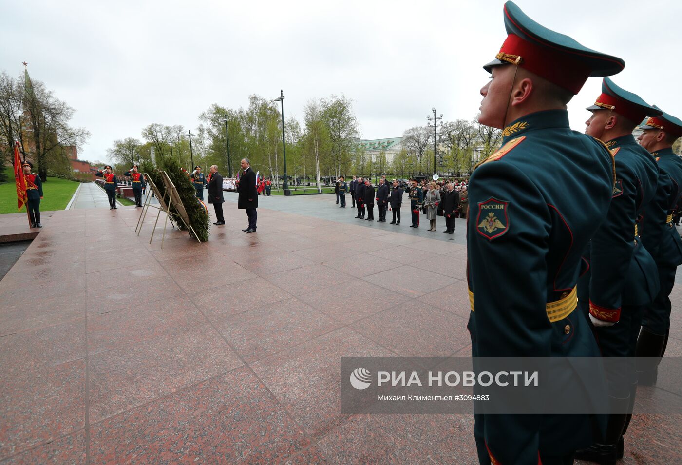 Президент РФ В. Путин и премьер-министр РФ Д. Медведев на церемонии возложения цветов к Могиле Неизвестного солдата