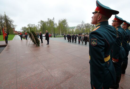 Президент РФ В. Путин и премьер-министр РФ Д. Медведев на церемонии возложения цветов к Могиле Неизвестного солдата