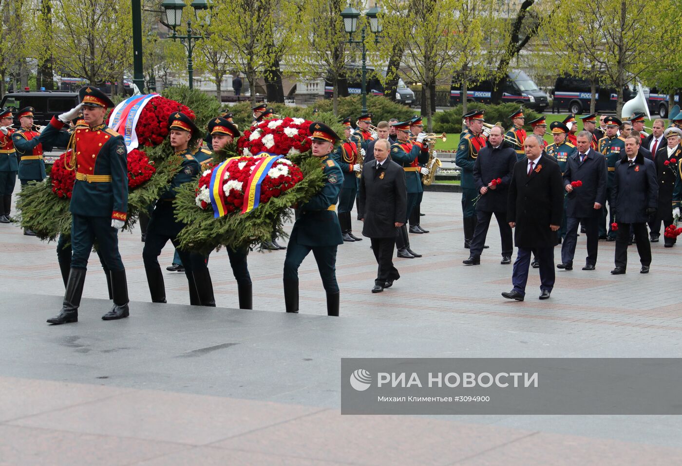 Президент РФ В. Путин и премьер-министр РФ Д. Медведев на церемонии возложения цветов к Могиле Неизвестного солдата