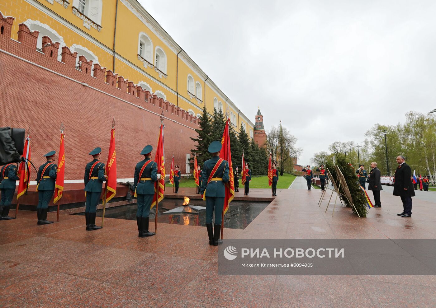 Президент РФ В. Путин и премьер-министр РФ Д. Медведев на церемонии возложения цветов к Могиле Неизвестного солдата