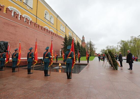 Президент РФ В. Путин и премьер-министр РФ Д. Медведев на церемонии возложения цветов к Могиле Неизвестного солдата