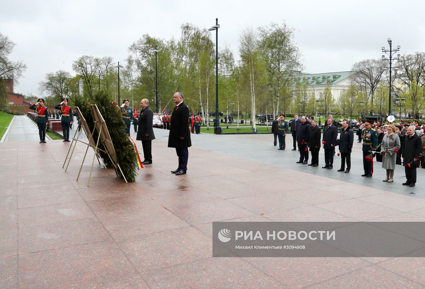 Президент РФ В. Путин и премьер-министр РФ Д. Медведев на церемонии возложения цветов к Могиле Неизвестного солдата