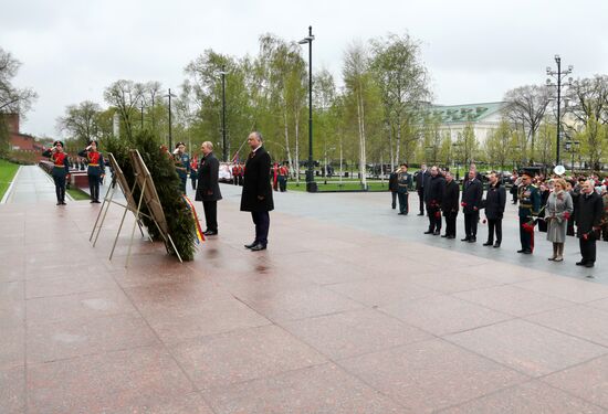 Президент РФ В. Путин и премьер-министр РФ Д. Медведев на церемонии возложения цветов к Могиле Неизвестного солдата