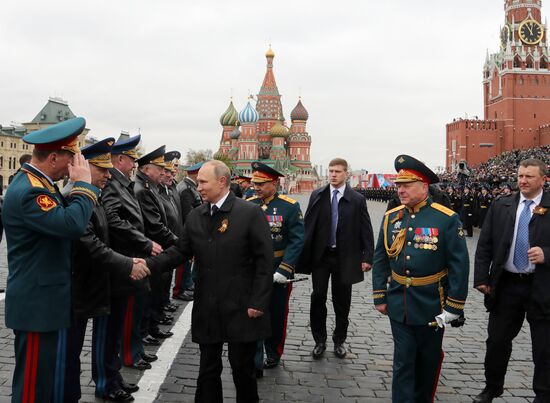 Президент РФ В.Путин и премьер-министр РФ Д.Медведев на военном параде в честь 72-й годовщины Победы в ВОВ