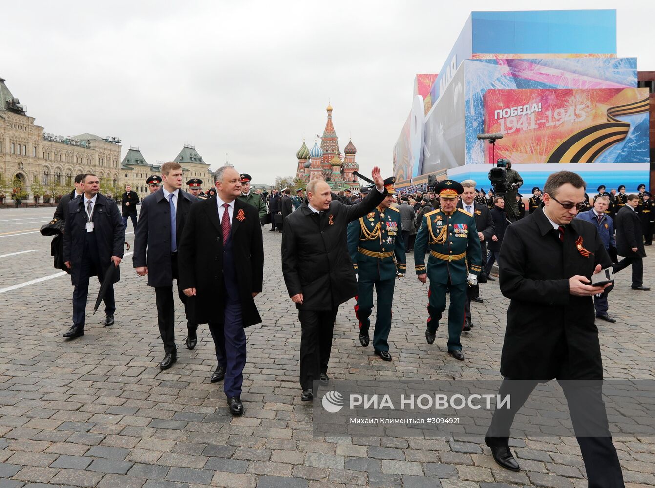 Президент РФ В.Путин и премьер-министр РФ Д.Медведев на военном параде в честь 72-й годовщины Победы в ВОВ