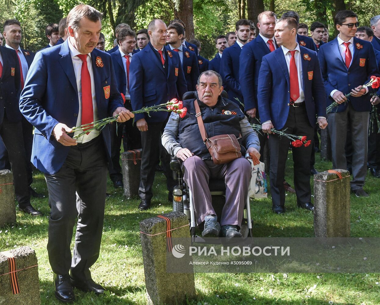 Сборная России по хоккею возложила цветы к могилам советских солдат в Германии