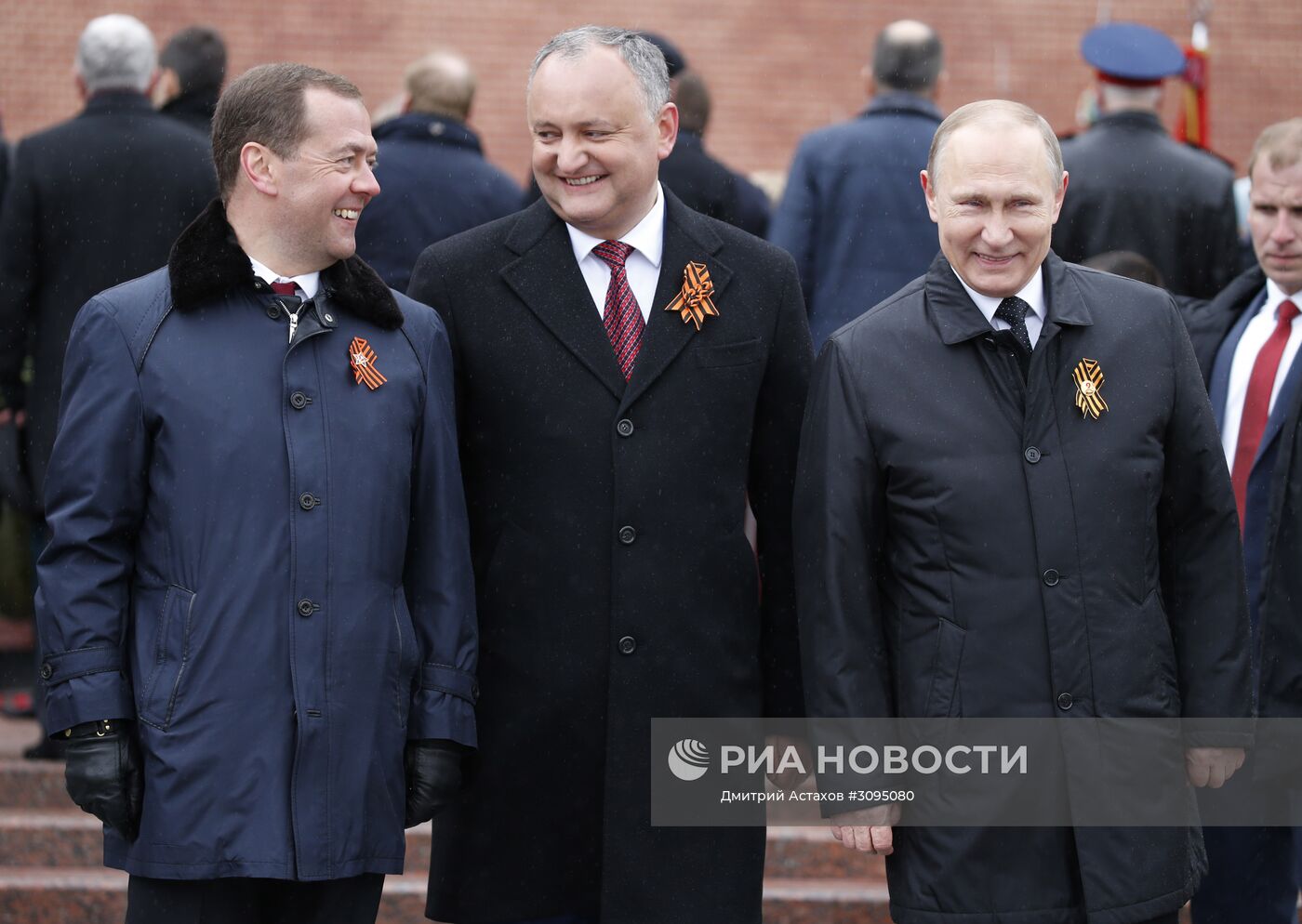 Президент РФ В. Путин и премьер-министр РФ Д. Медведев на церемонии возложения цветов к Могиле Неизвестного солдата