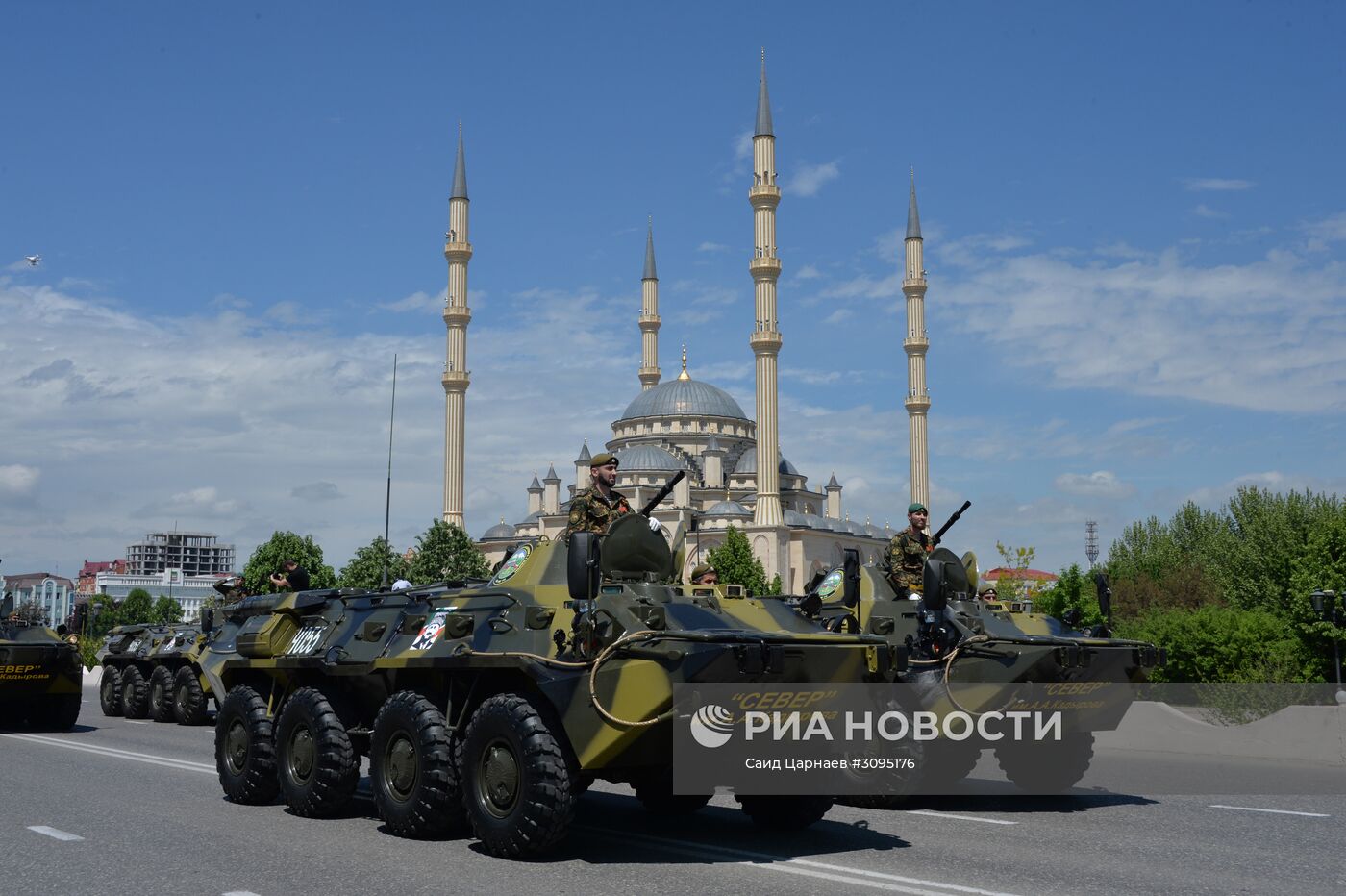 Военный парад, посвящённый 72-й годовщине Победы, в городах России