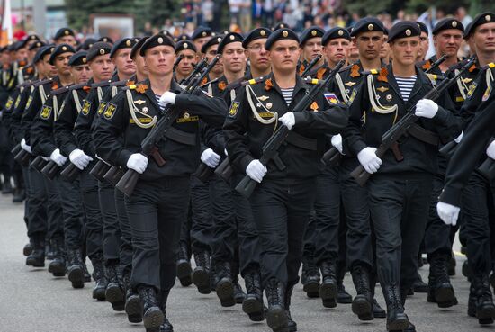 Военный парад, посвященный 72-й годовщине Победы, в городах России