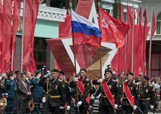 Военный парад, посвященный 72-й годовщине Победы, в городах России