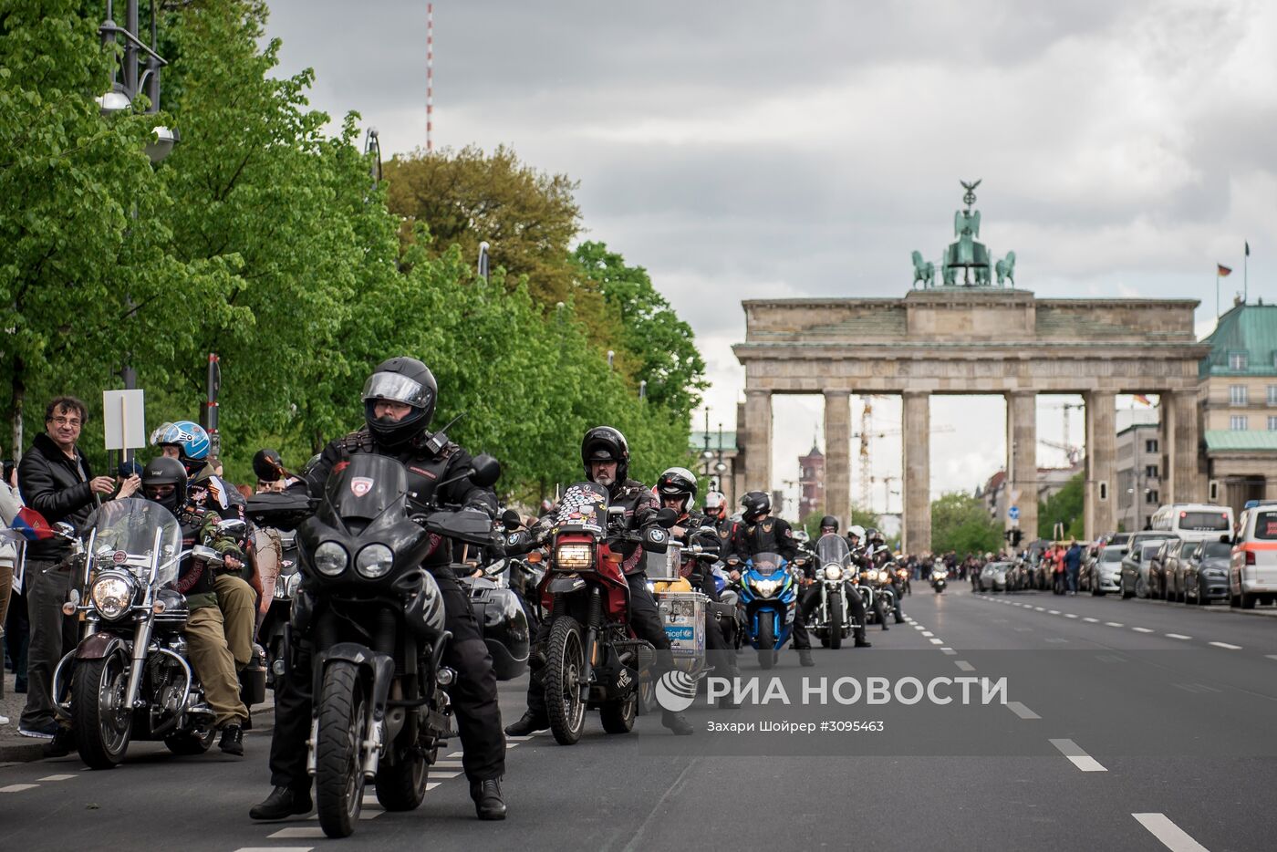 Участники мотоклуба "Ночные волки" почтили память солдат, погибших в Великой Отечественной войне, в Берлине