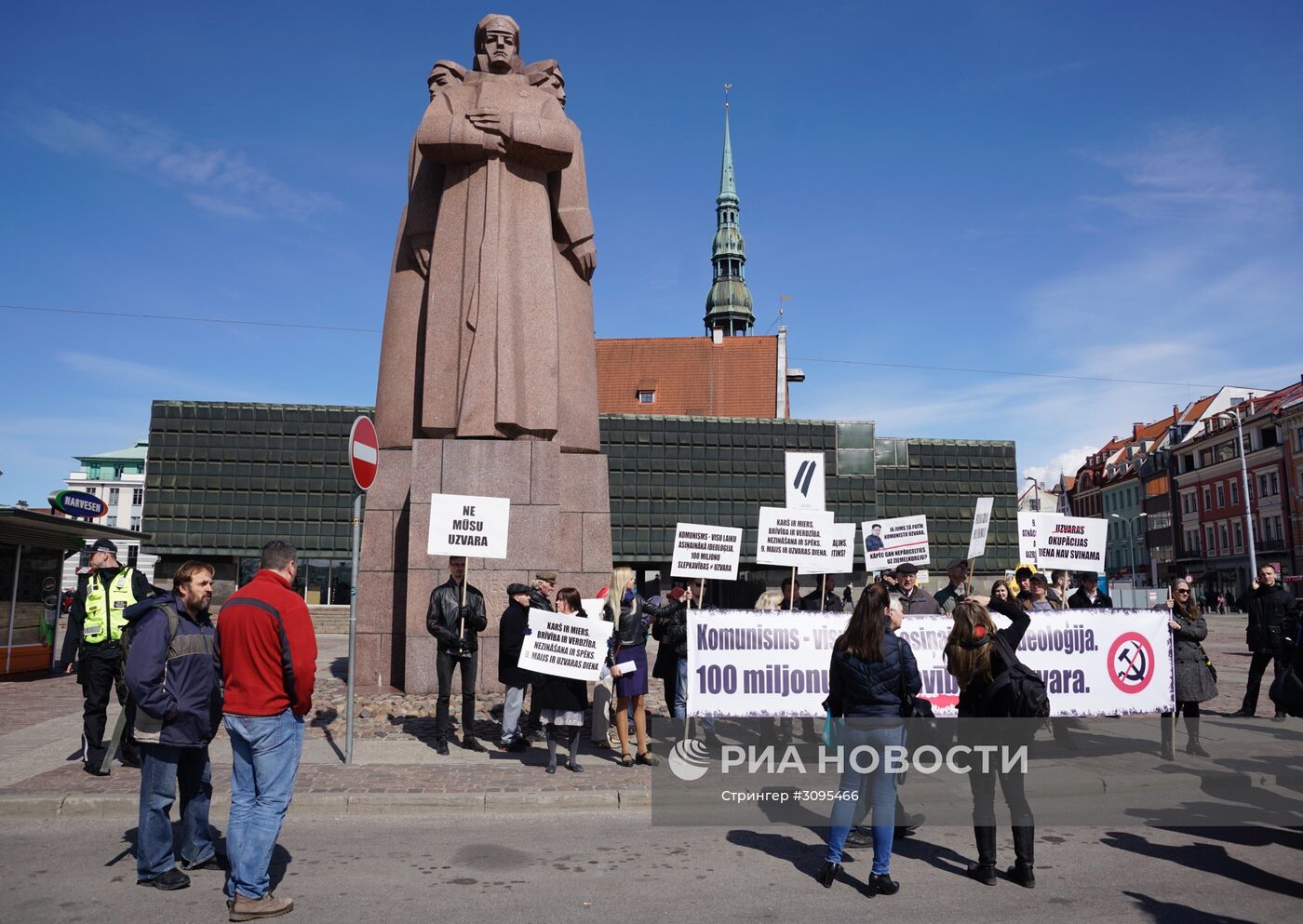 Акция протеста радикалов в Риге против празднования Дня Победы