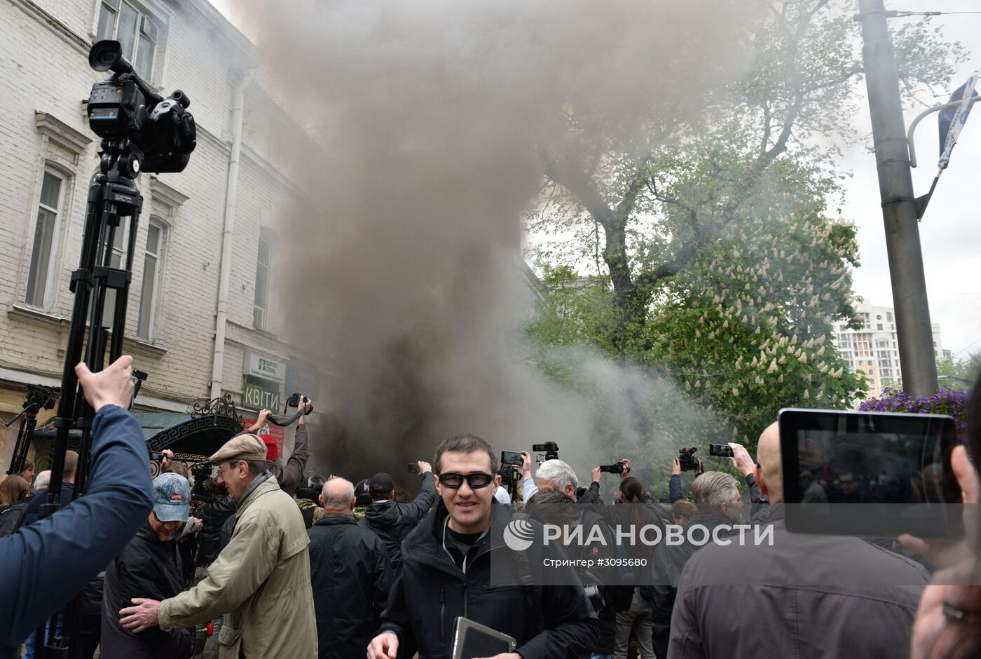 Акция протеста украинских радикалов против празднования Дня Победы