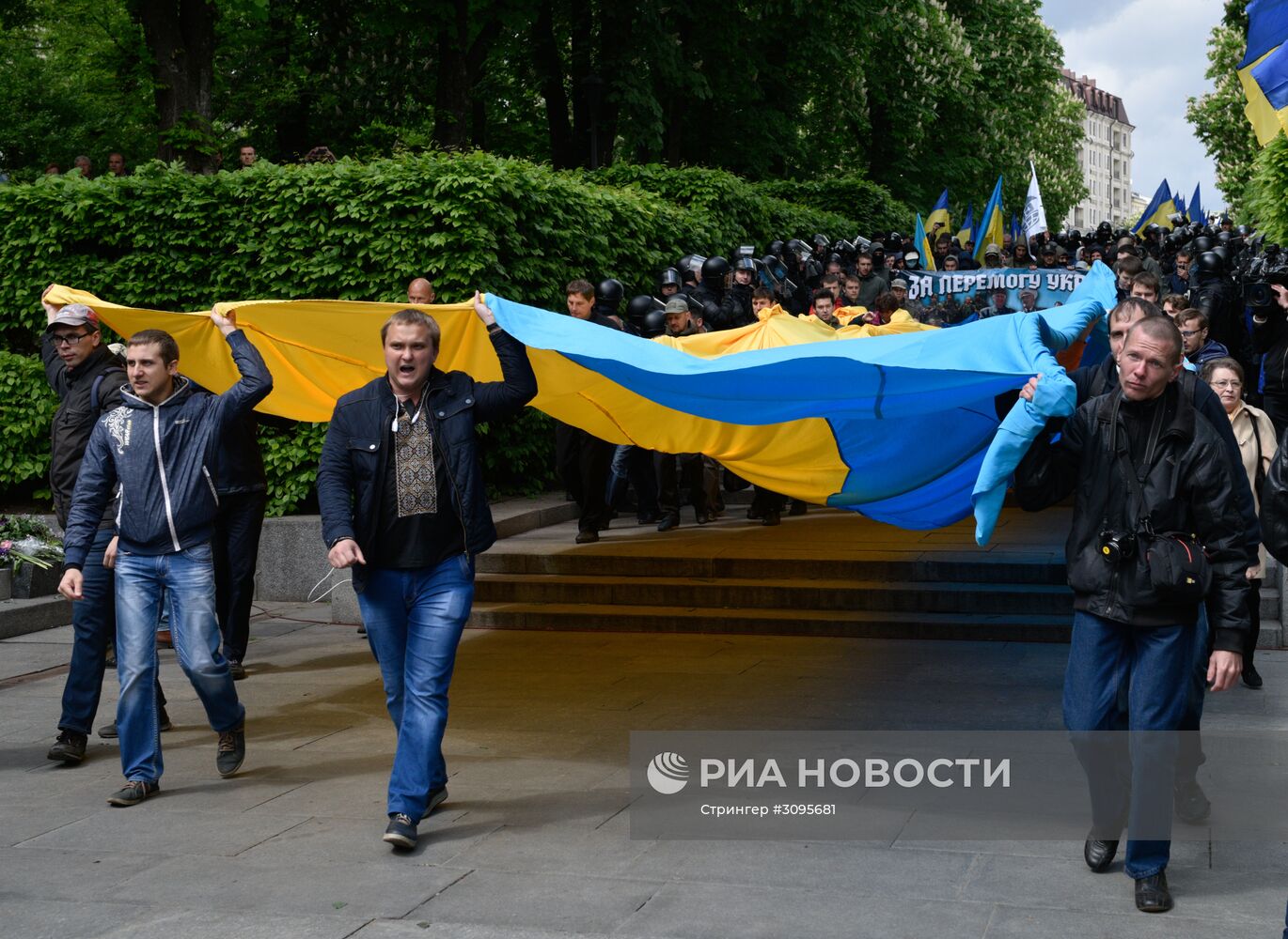 Акция протеста украинских радикалов против празднования Дня Победы