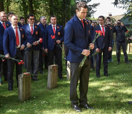 Сборная России по хоккею возложила цветы к могилам советских солдат в Германии
