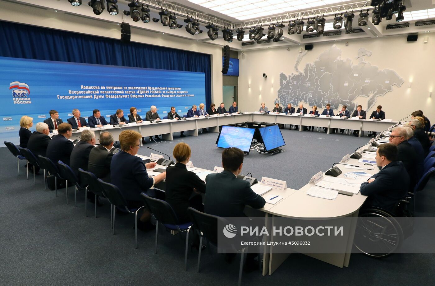 Премьер-министр РФ Д. Медведев принял участие в заседании комиссии по предвыборной программе партии "Единая Россия"