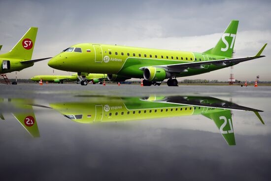 Самолет Embraer 170-LR авиакомпании S-7 в Новосибирске