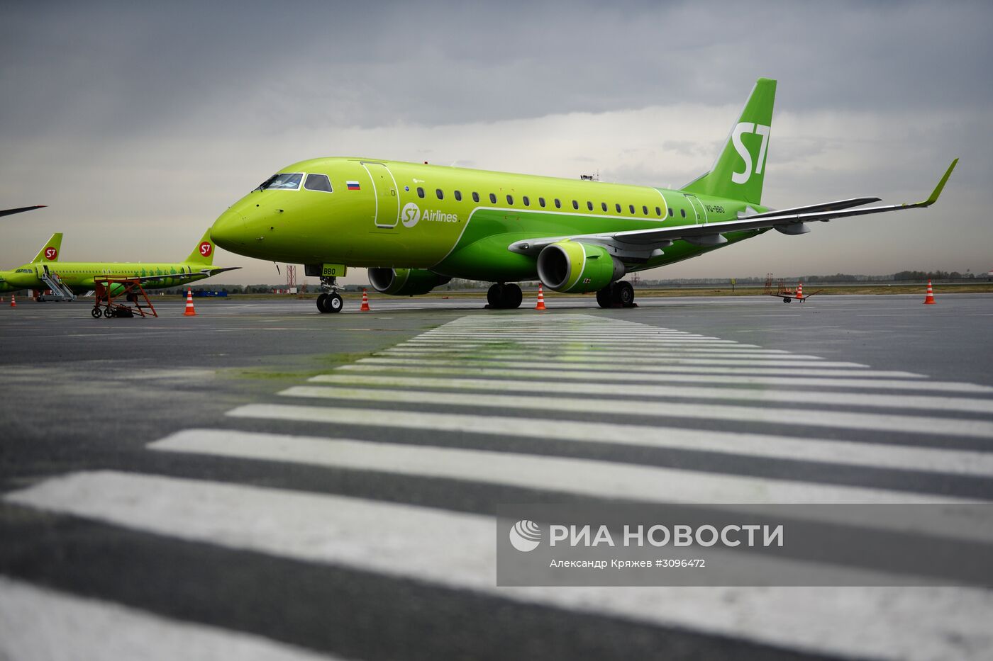 Самолет Embraer 170-LR авиакомпании S-7 в Новосибирске