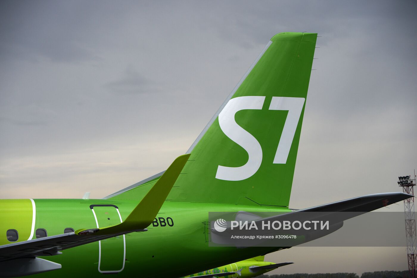 Самолет Embraer 170-LR авиакомпании S-7 в Новосибирске | РИА Новости  Медиабанк