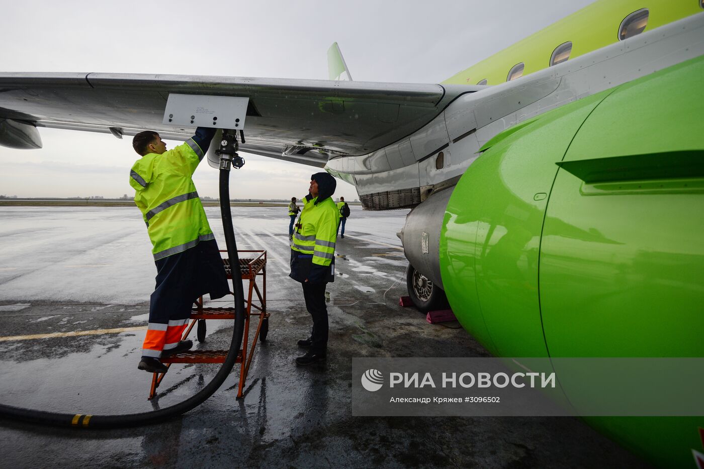 Самолет Embraer 170-LR авиакомпании S-7 в Новосибирске
