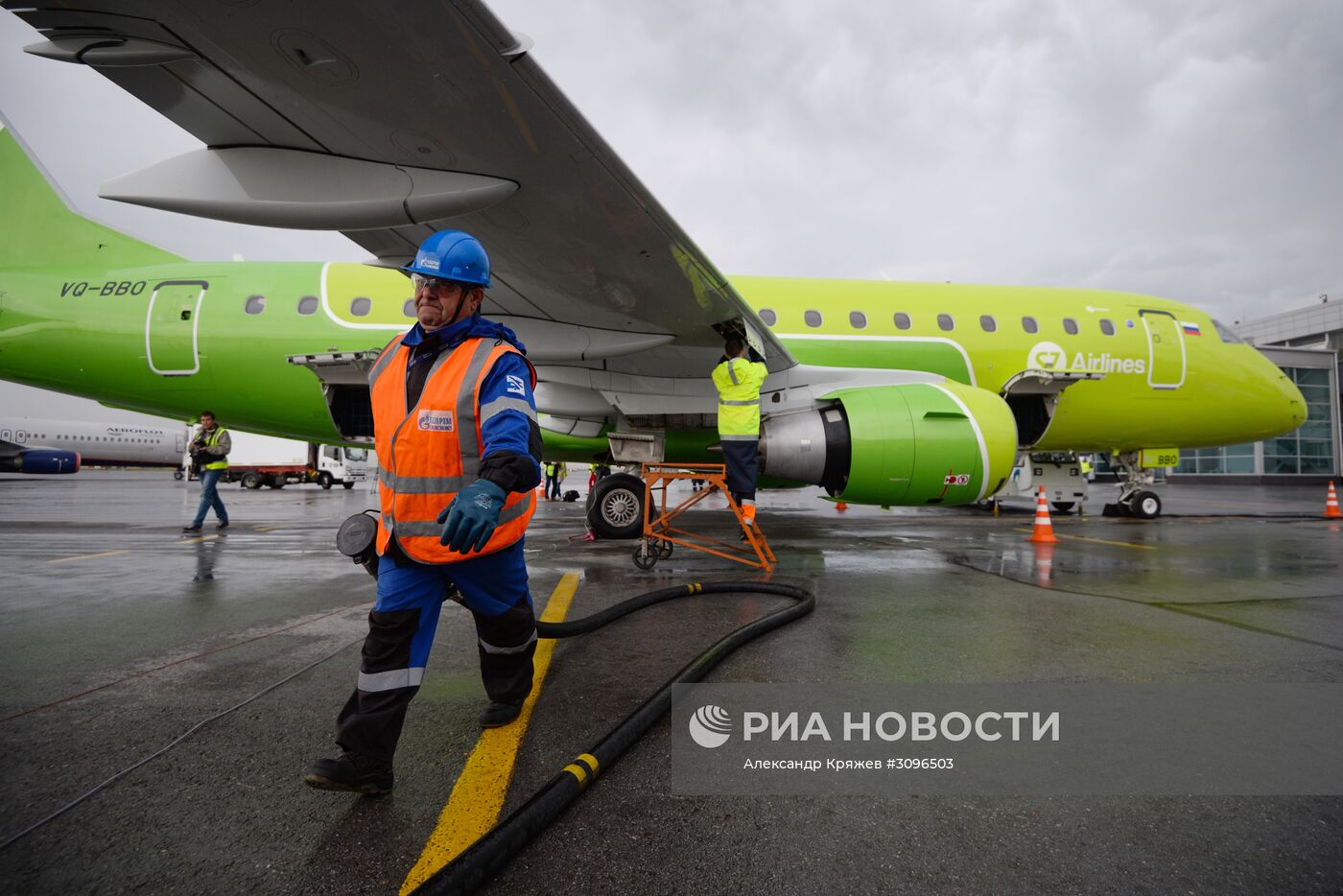 Самолет Embraer 170-LR авиакомпании S-7 в Новосибирске