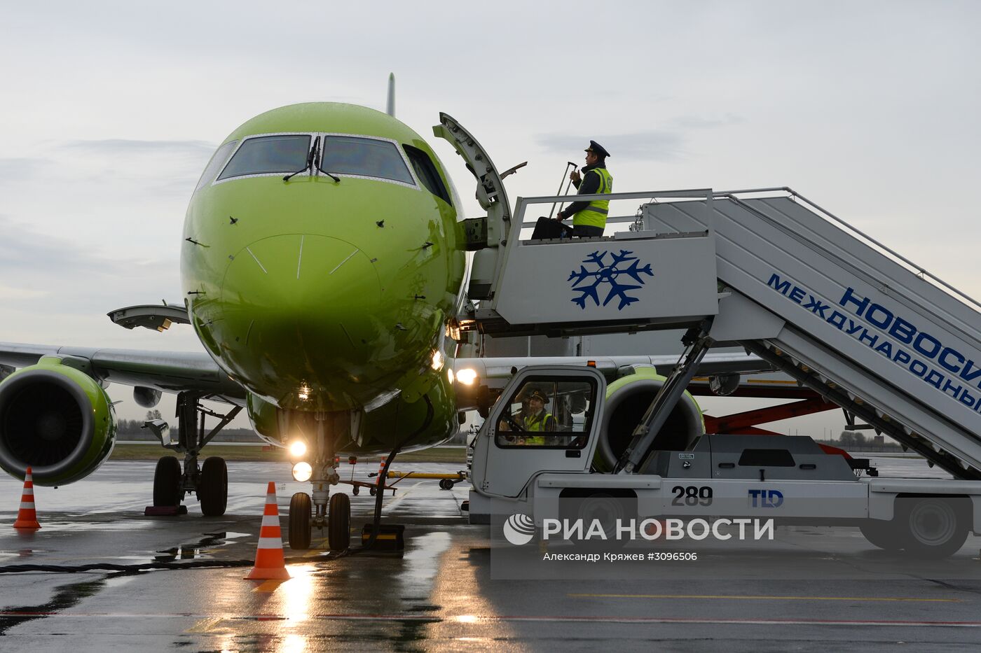 Самолет Embraer 170-LR авиакомпании S-7 в Новосибирске