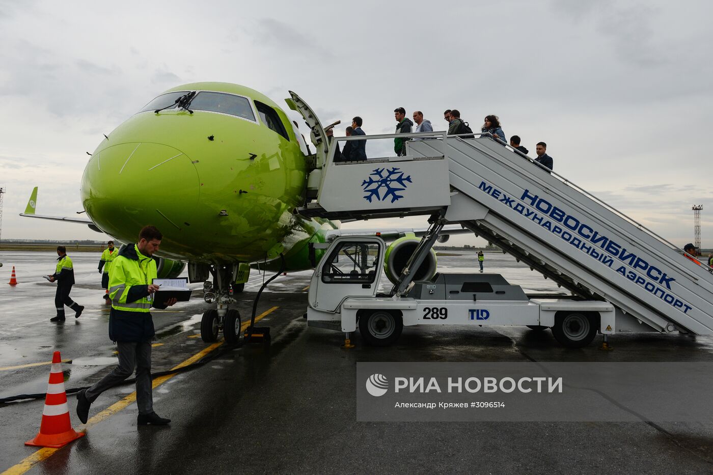 Самолет Embraer 170-LR авиакомпании S-7 в Новосибирске
