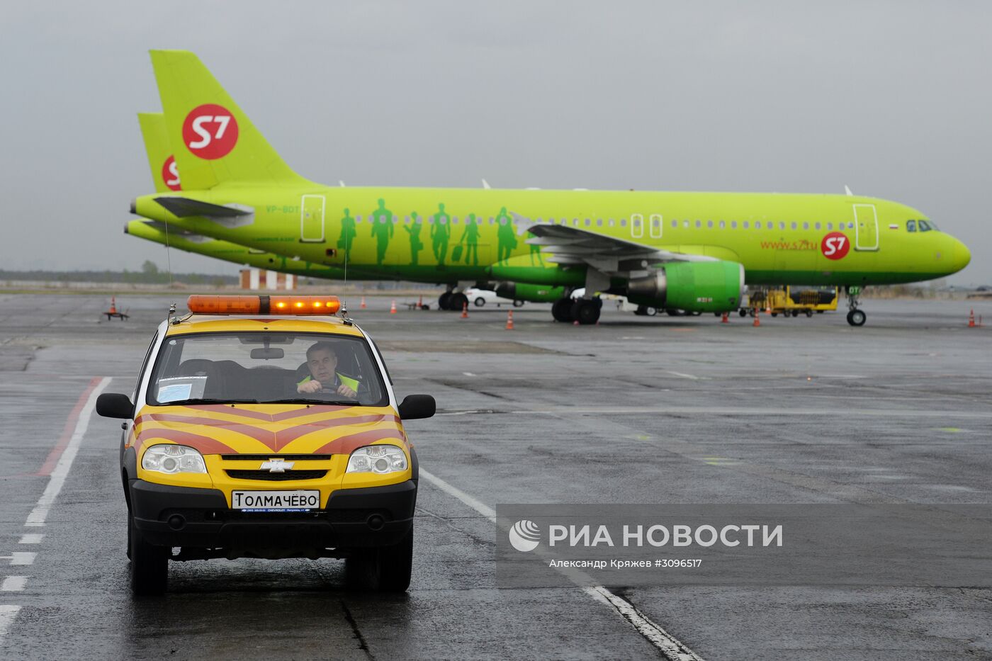 Самолет Embraer 170-LR авиакомпании S-7 в Новосибирске