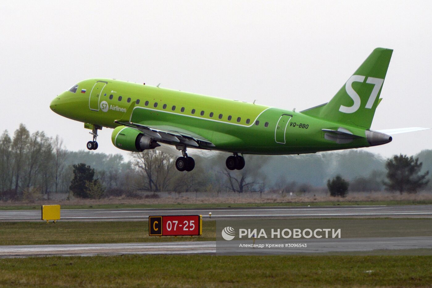 Самолет Embraer 170-LR авиакомпании S-7 в Новосибирске