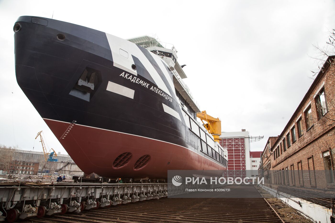 Спуск на воду спасательного буксирного судна "Академик Александров" в Северодвинске