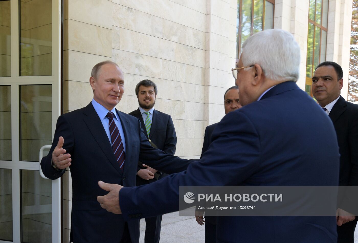 Президент РФ В. Путин встретился с президентом Палестины М. Аббасом