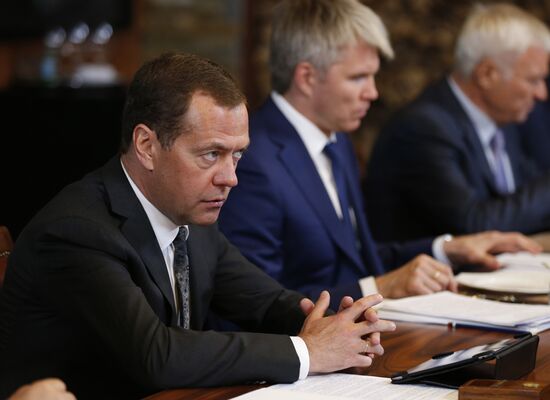 Премьер-министр РФ Дмитрий Медведев провел заседание попечительского совета "Фонда поддержки олимпийцев России"