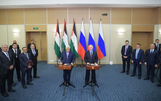 Президент РФ В. Путин встретился с президентом Палестины М. Аббасом