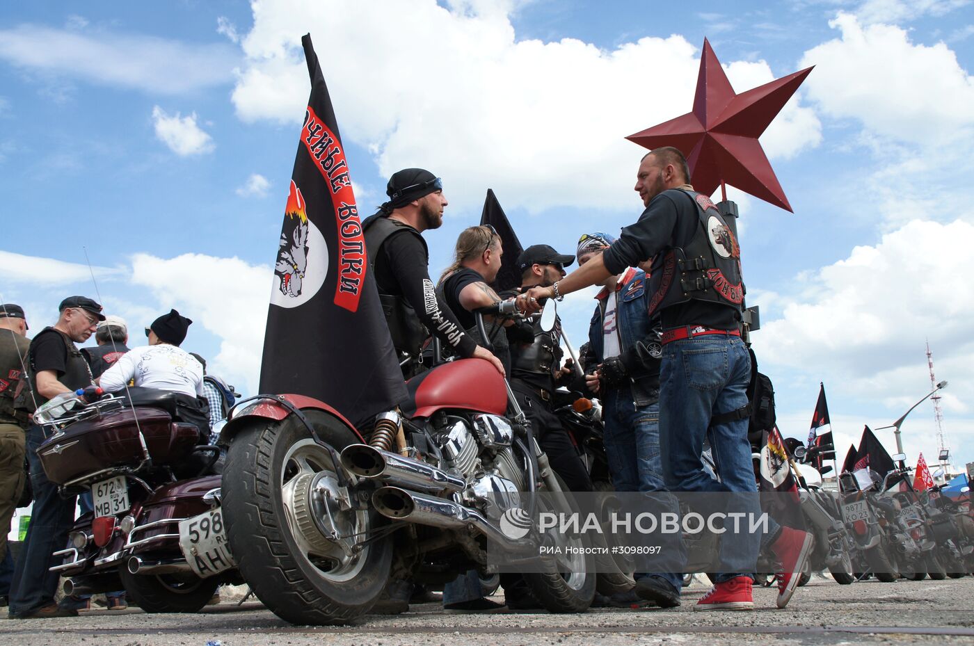 Открытие сезона мотоклуба "Ночные волки" в Луганске