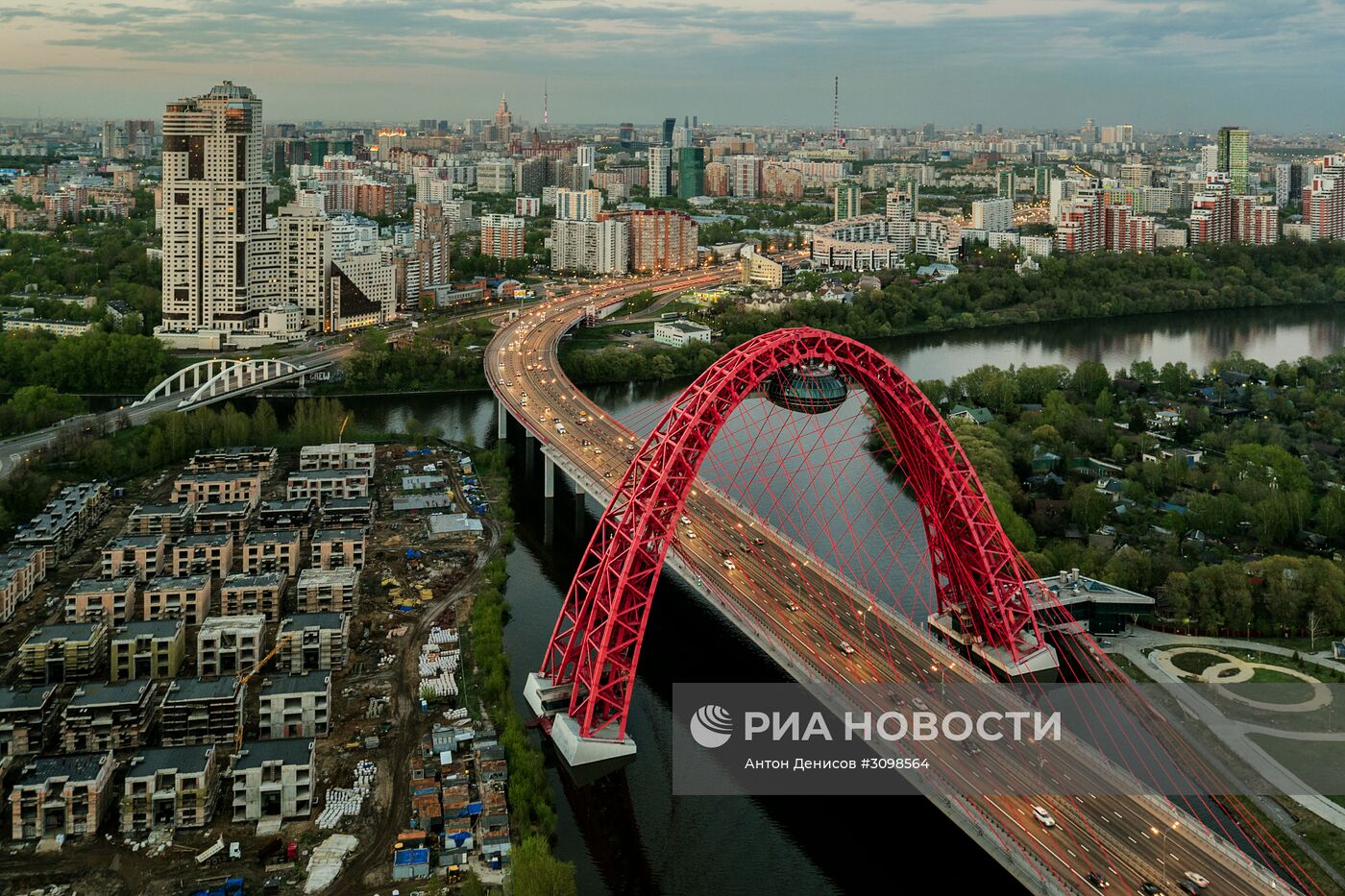Живописный мост на северо-западе Москвы