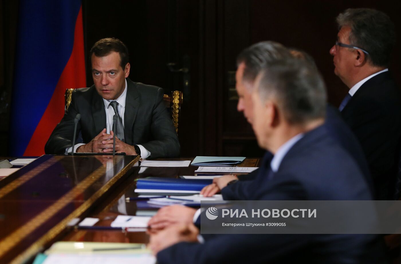 Премьер-министр РФ Дмитрий Медведев провел совещание с вице-премьерами РФ