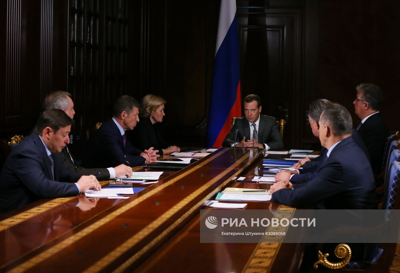 Премьер-министр РФ Дмитрий Медведев провел совещание с вице-премьерами РФ