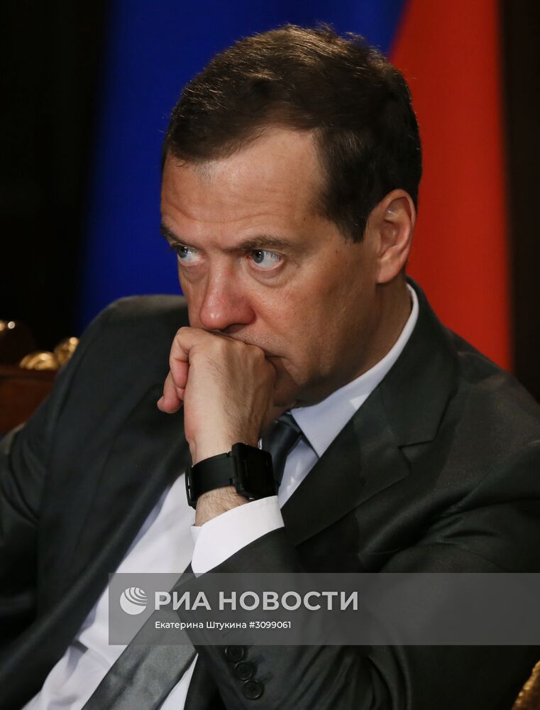 Премьер-министр РФ Дмитрий Медведев провел совещание с вице-премьерами РФ