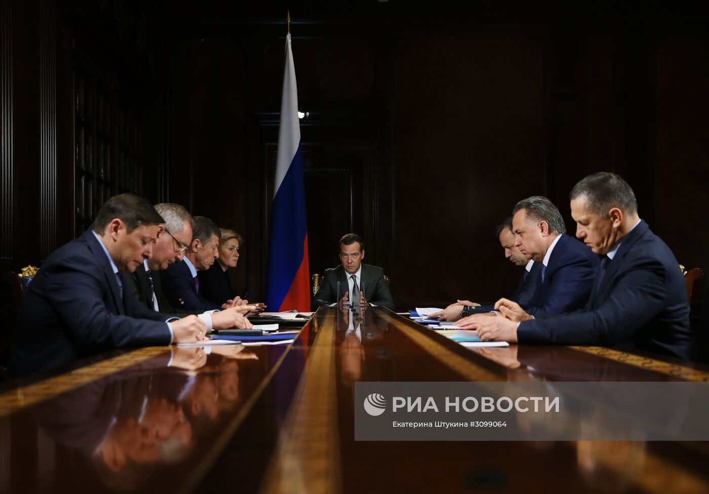 Премьер-министр РФ Дмитрий Медведев провел совещание с вице-премьерами РФ