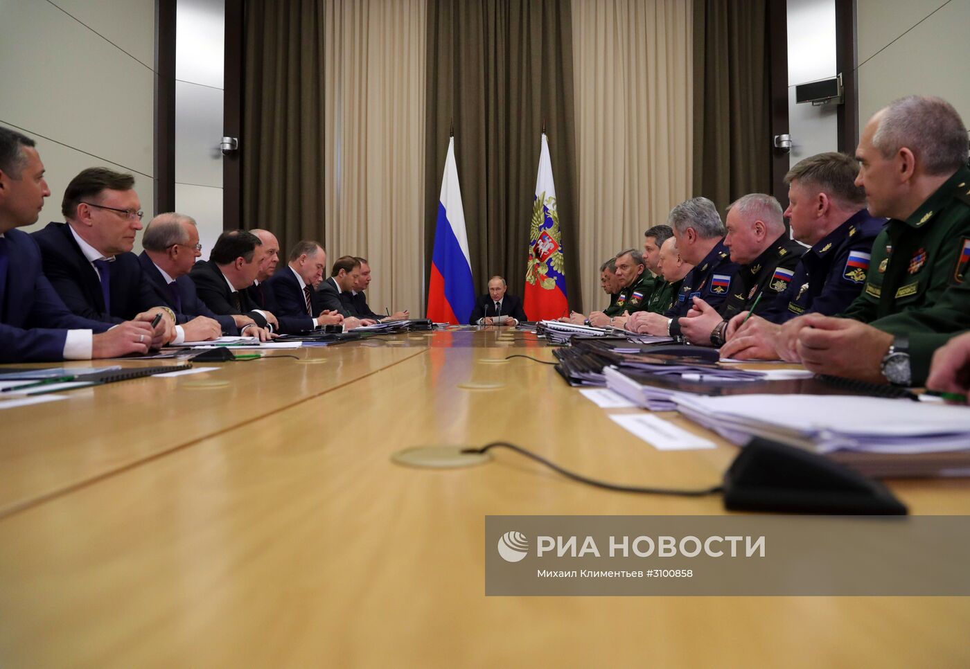 Президент РФ В. Путин провел совещание с руководителями Минобороны и ОПК