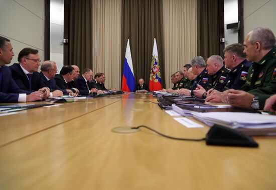 Президент РФ В. Путин провел совещание с руководителями Минобороны и ОПК