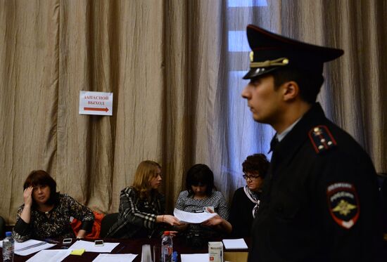 Встречи жителей Москвы с префектами округов по программе реновации жилья