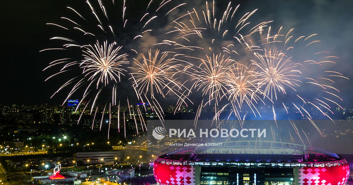 салют или фейерверк над стадионом в честь победы