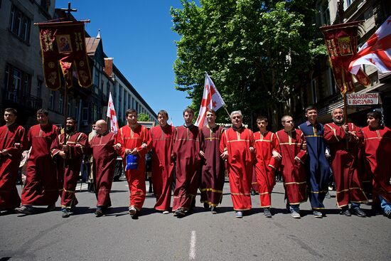 Праздничное шествие в День святости семьи в Тбилиси