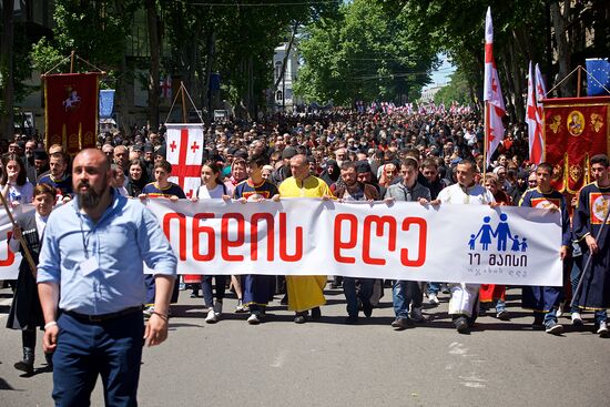 Праздничное шествие в День святости семьи в Тбилиси