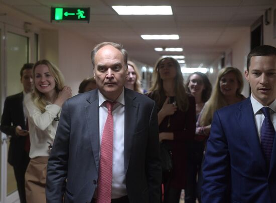 Заместитель главы МИД Анатолий Антонов посетил Госдуму РФ