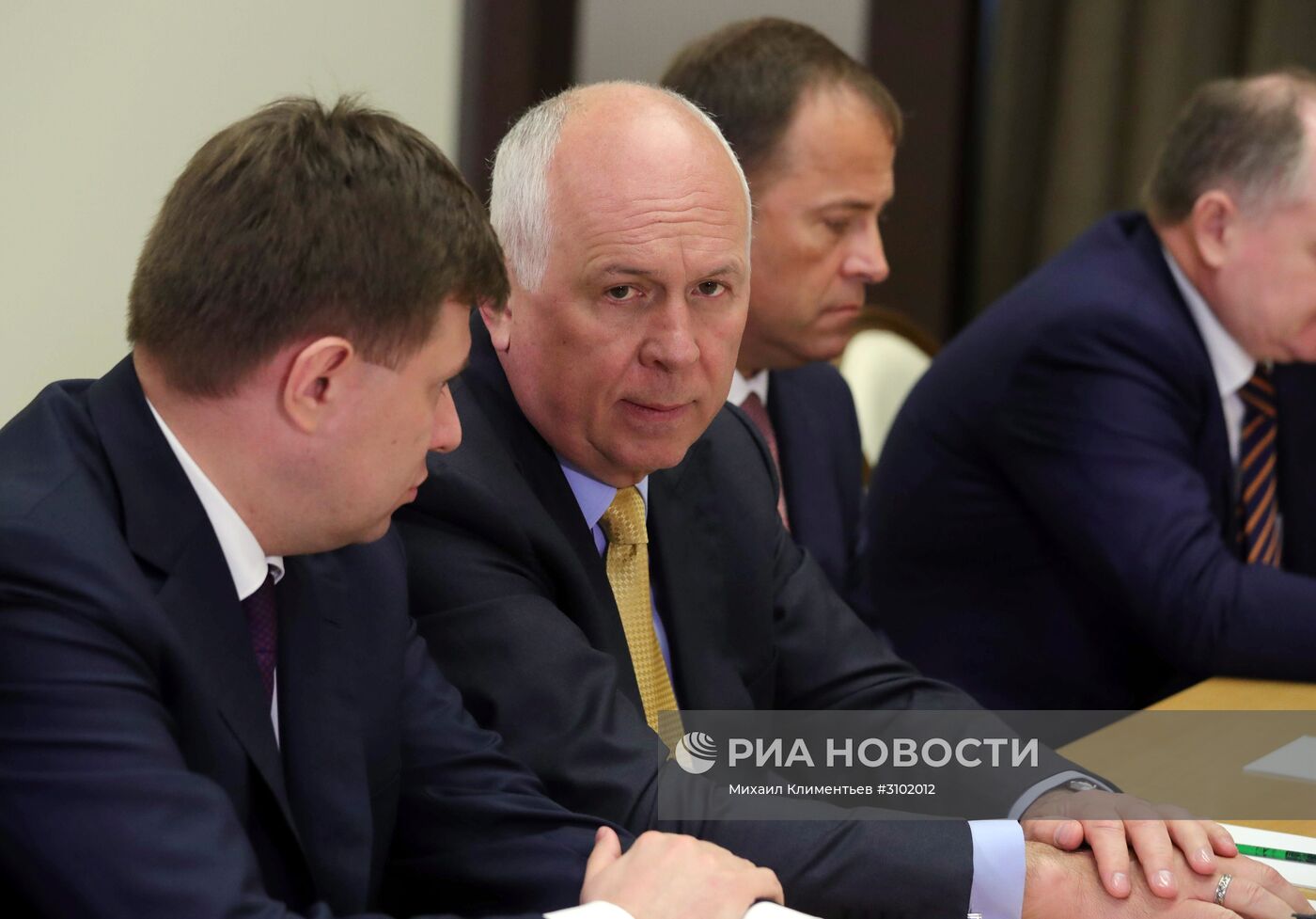 Президент РФ В. Путин провел совещание с руководителями Минобороны и ОПК